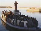 Afrití uprchlíci jsou v poádku na lodi, po ztroskání je zachránilo libyjské...
