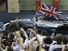 PODRUHÉ MISTR SVTA. Lewis Hamilton po vítzné kole v Abú Zabí.