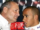 PED PRVNÍM TITULEM. Ron Dennis s Lewisem Hamiltonem v roce 2008.