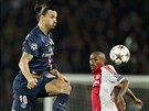 ZLATAN VE VZDUCHU. Útoník Paris-Saint Germain Zlatan Ibrahimovi peskakuje v...