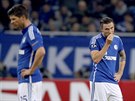 SMUTEK. Fotbalisté Schalke 04 Marco Hoeger (vpravo) a Klaas-Jan Huntelaar jsou...