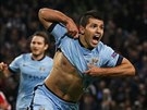 HATTRICK. Útoník Manchesteru City Sergio Agüero práv vstelil svj tetí gól...