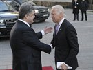 Viceprezident USA Joe Biden se v pátek setkal s ukrajinským prezidentem Petro...
