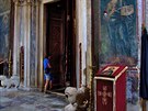 Stny a oltáe jsou bohat zdobené freskami. Vstup do dalí chrámové lodi pak...