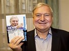 Miroslav louf se svou novou knihou Jak se dobývá Hrad.