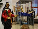 Výstava Chvála píli vel v Regionálním muzeu v Náchod. Figury svtic slouily...