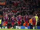 Fotbalisté Bayernu Mnichov opoutjí trávník po poráce na Manchesteru City.