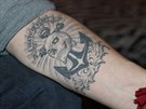 Ped deseti lety si Jií Vyorálek nechal na levou ruku udlat výrazné tetování....