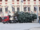 Vánoní strom projídí kolem jihlavské radnice.