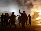 Fergusonské ulice obsadili policejní tkoodnci. Podle agentury Reuters hoí...