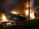 Demonstranti ve Fergusonu zapalují auta i budovy. Ulicemi se rozléhají výstely...