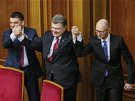 Zleva: Nový éf ukrajinského parlamentu Volodymyr Hrojsman, prezident Petro...