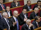 Arsenij Jaceuk mezi poslanci, kteí ho zvolili premiérem (27. listopadu 2014)