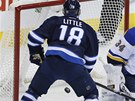 POKO�ENÝ. Branká� St. Louis Blues Jake Allen nesta�il na dorá�ku Bryana Littlea...