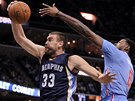 Marc Gasol z Memphisu drí mí, brání ho DeAndre Jordan z Los Angeles Clippers. 