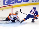 GÓL V NÁJEZDECH. John Tavares z New York Islanders p�ekonává branká�e