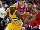 Derrick Rose z Chicaga (vpravo) a Ty Lawson z Denveru se enou za míem.