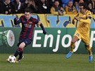 NASTARTOVANÝ. Lionel Messi z Barcelony uniká v utkání Ligy mistr proti Apoelu