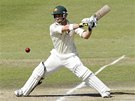 Australský kriketový reprezentant Phillip Hughes (vlevo) odpaluje v utkání