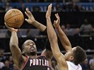 Wesley Matthews z Portlandu stílí, brání ho Brian Roberts z Charlotte. 