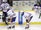 ZLOMENÍ. Hokejisté Edmontonu opoutjí led po poráce v prodlouení.  