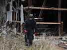 Pyrotechnici prohledávají okolí vybuchlého muničního skladu ve Vrběticích. (21....