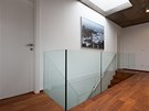 Zábradlí z kaleného skla vynikne v kombinaci s kvalitní devnou podlahou....