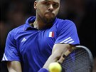 Francouzský tenista Jo-Wilfried Tsonga v duelu se výcarem Stanem Wawrinkou ce...