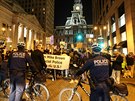 Protest proti osvobozujícímu verdiktu policisty ve Filadelfii