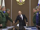 Ruský prezident Vladimir Putin se zdraví s ministrem obrany Sergejem ojgu na...