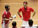 Roger Federer (vpravo) a výcarský nehrající kapitán Severin Lüthi bhem finále...