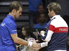 Richard Gasquet (vlevo) a nehrající kapitán francouzských tenist Arnaud...