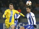 Iván Marcano (vpravo) z FC Porto hlavikuje ped Vitalijem Rodionovem z...