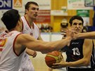 Dínský basketbalista Filip Kroutil (v tmavém) proniká nymburskou obranou...