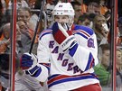 Rick Nash (vlevo) z NY Rangers slaví svj gól proti Philadelphii.