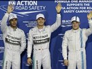 AHOOOOJ! Stupn vítz po kvalifikaci na VC Abú Zabí - uprosted Nico Rosberg,...