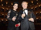 Karel Gott a Lucie Bílá pózují se získanými cenami (29. listopadu 2014).