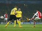 POJIUJE VEDENÍ. Alexis Sánchez z Arsenalu (vpravo) zvyuje proti Dortmundu na