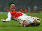 POSTUP JE BLÍZKO. Alexis Sánchez z Arsenalu zvý�il proti Dortmundu na 2:0.