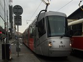 Tramvaj 14T opět vozí Pražany. Čtenář ji zachytil v běžném provozu na Andělu.
