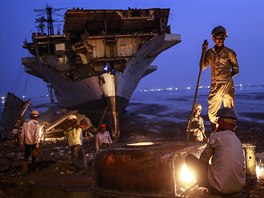 VRAK. Dlníci v pístaviti u indické Bombaje rozebírají ásti vyazené válené...