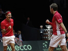 Roger Federer (vlevo) a Stanislas Wawrinka vybojovali pro výcarsko dleitý...