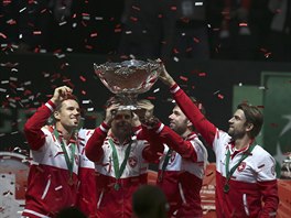 SLÁVA VÍTZM. výcartí tenisté si uívají triumf v Davis Cupu a osahávají...