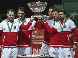 DAVIS CUP JE NÁ. výcartí tenisté pózují po vítzství ve slavné týmové...