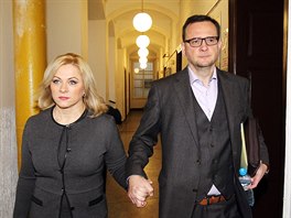 Manelé Jana a Petr Neasovi picházejí k Obvodnímu soudu v Praze. (20....