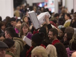 Dav se dere k pokladn v newyorském odchod Macy's.