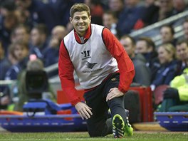 Steven Gerrard z Liverpoolu se protahuje.