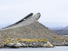 Norsko, Atlantic Ocean Road. Asi 8 km dlouhá cesta nabízí za krásného poasí...