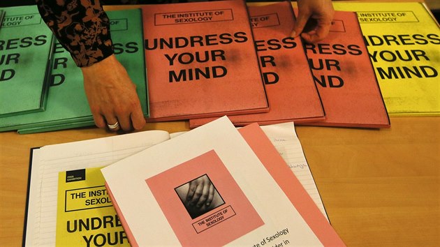 „Svlékněte svou mysl“, zve britská výstava o vývoji lidského přístupu k sexu. (20. 11. 2014)
