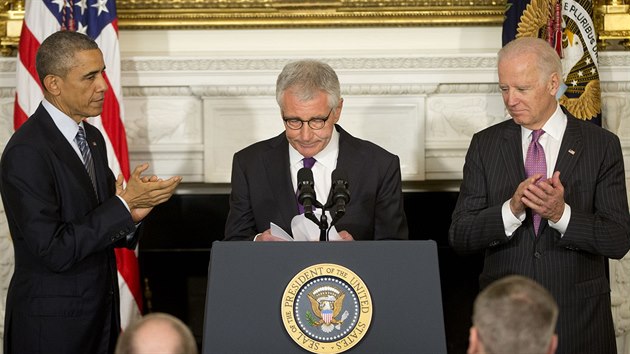 Rezignace americkho ministra obrany Chucka Hagela (uprosted). vlevo prezident Barack Obama, vpravo vceprezident Joe Biden. (24. listopadu 2014)